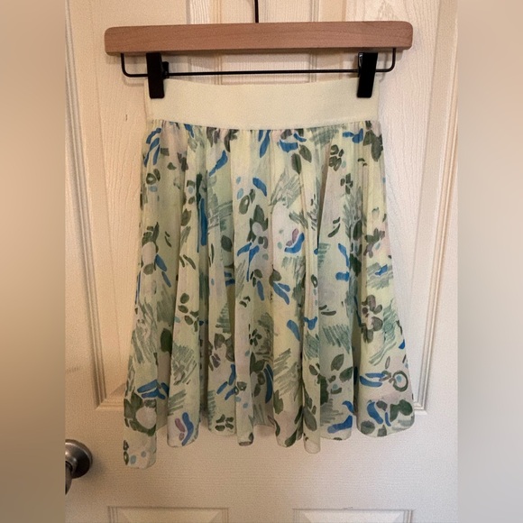 Wilfred Pleated Chiffon Skirt XS – Floral Watercolor Print Cream Aritzia Skirt - Picture 6 of 7